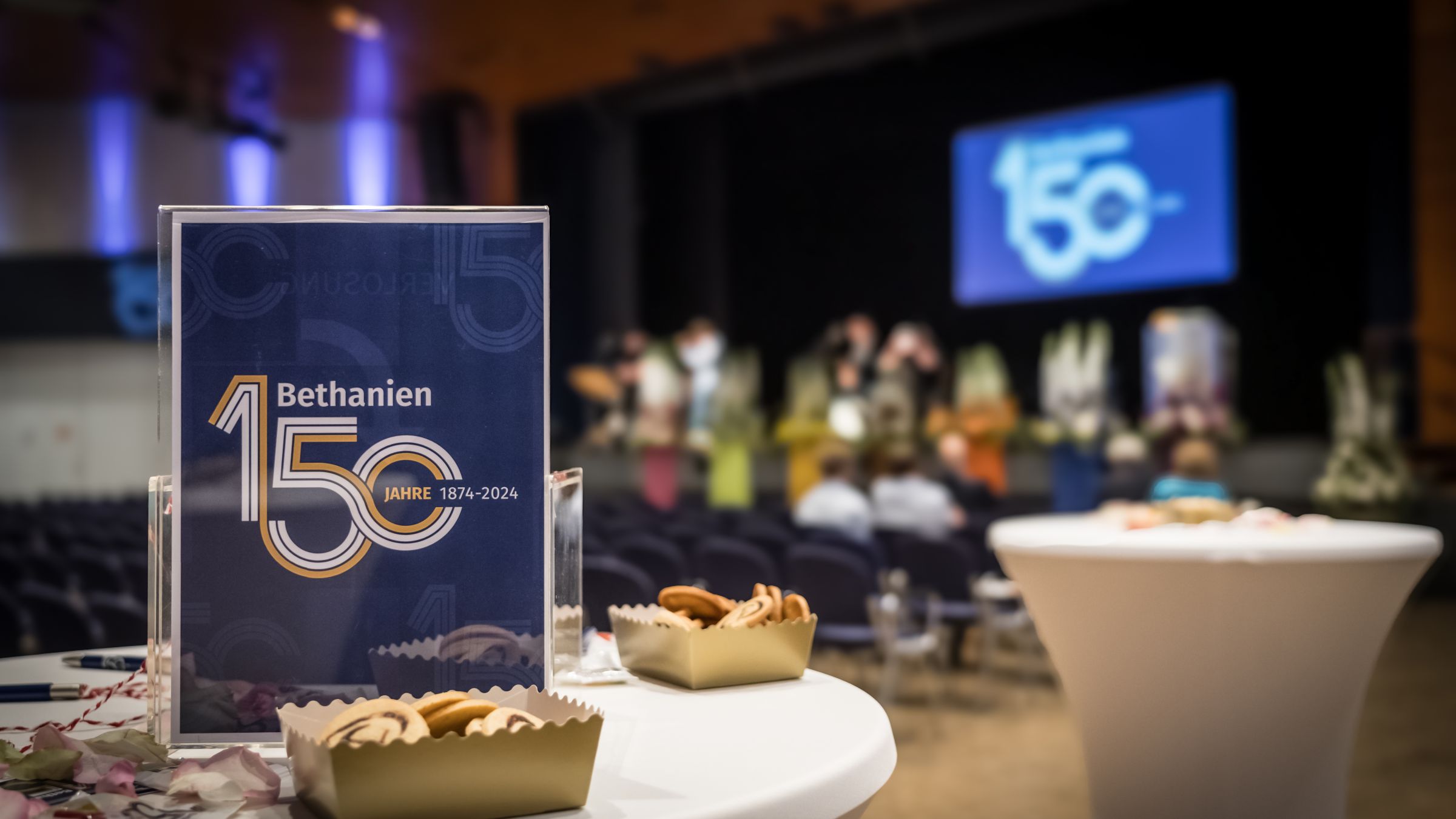 150 Jahre Bethanien Das 150 Jahre Logo im Fokus vor der Festveranstaltungs-bühne