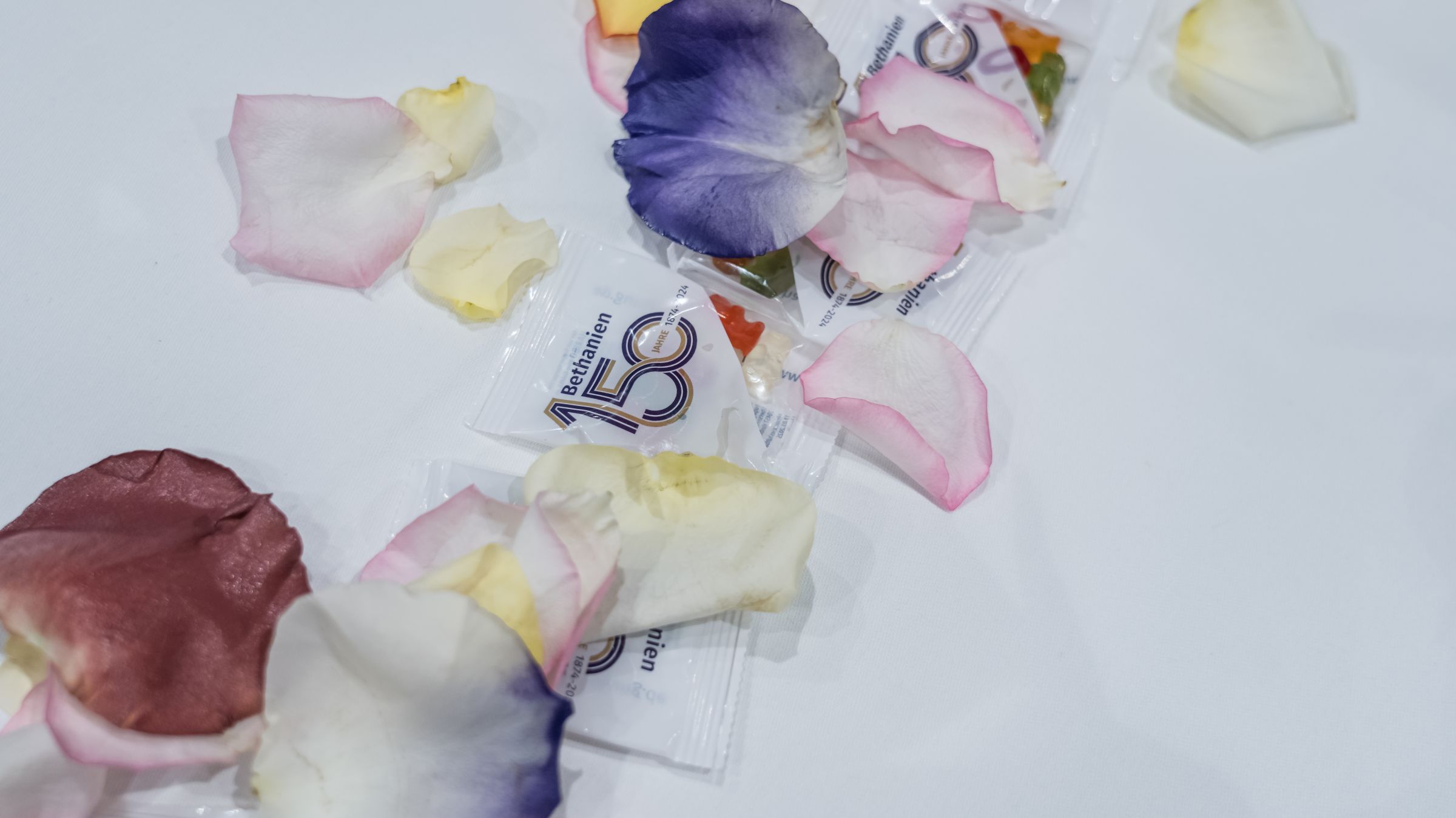 150 Jahre Gummibärchen Tischdeko mit Blumenblättern und Gummibärchen