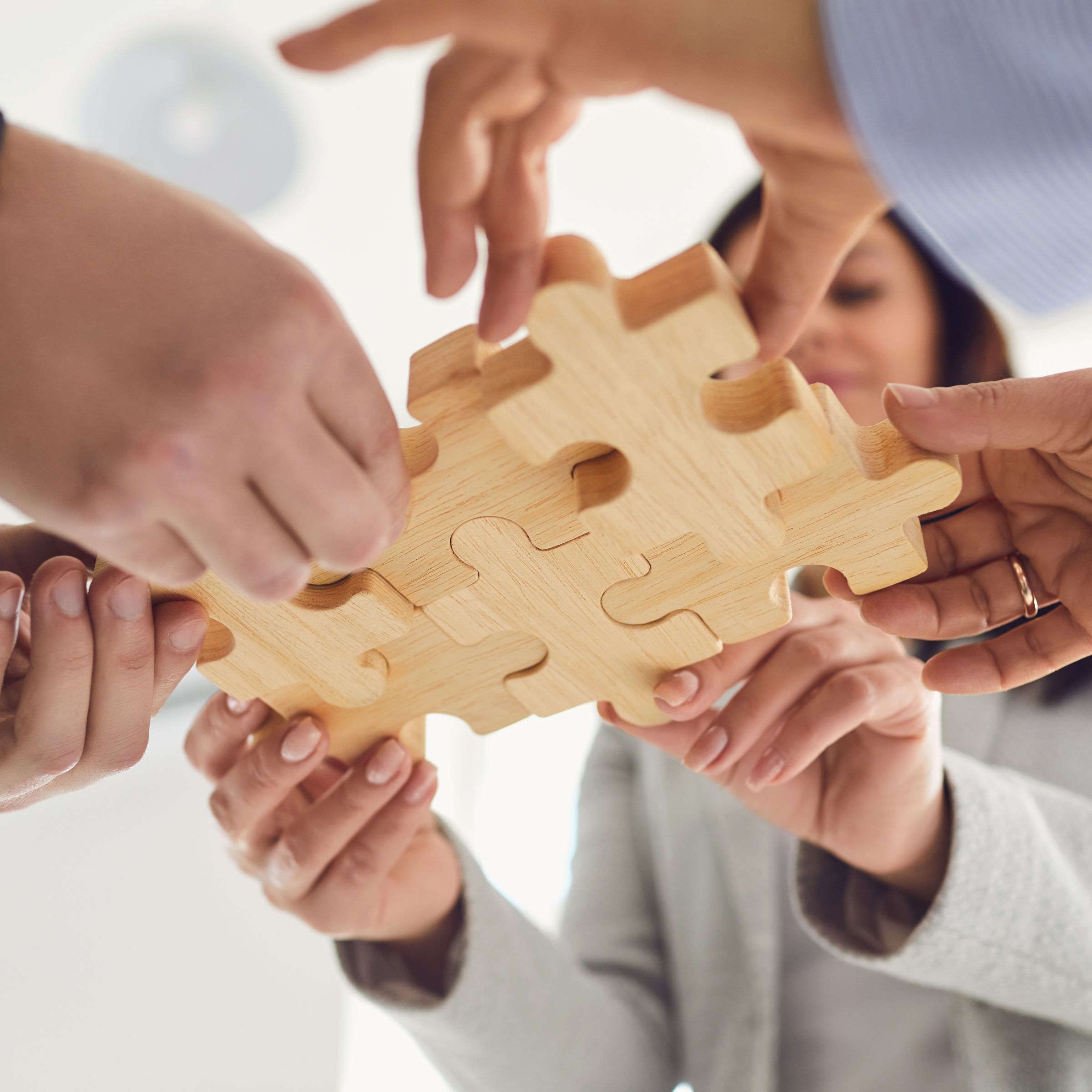 Karriere Menschen halten Puzzle Teile zusammen