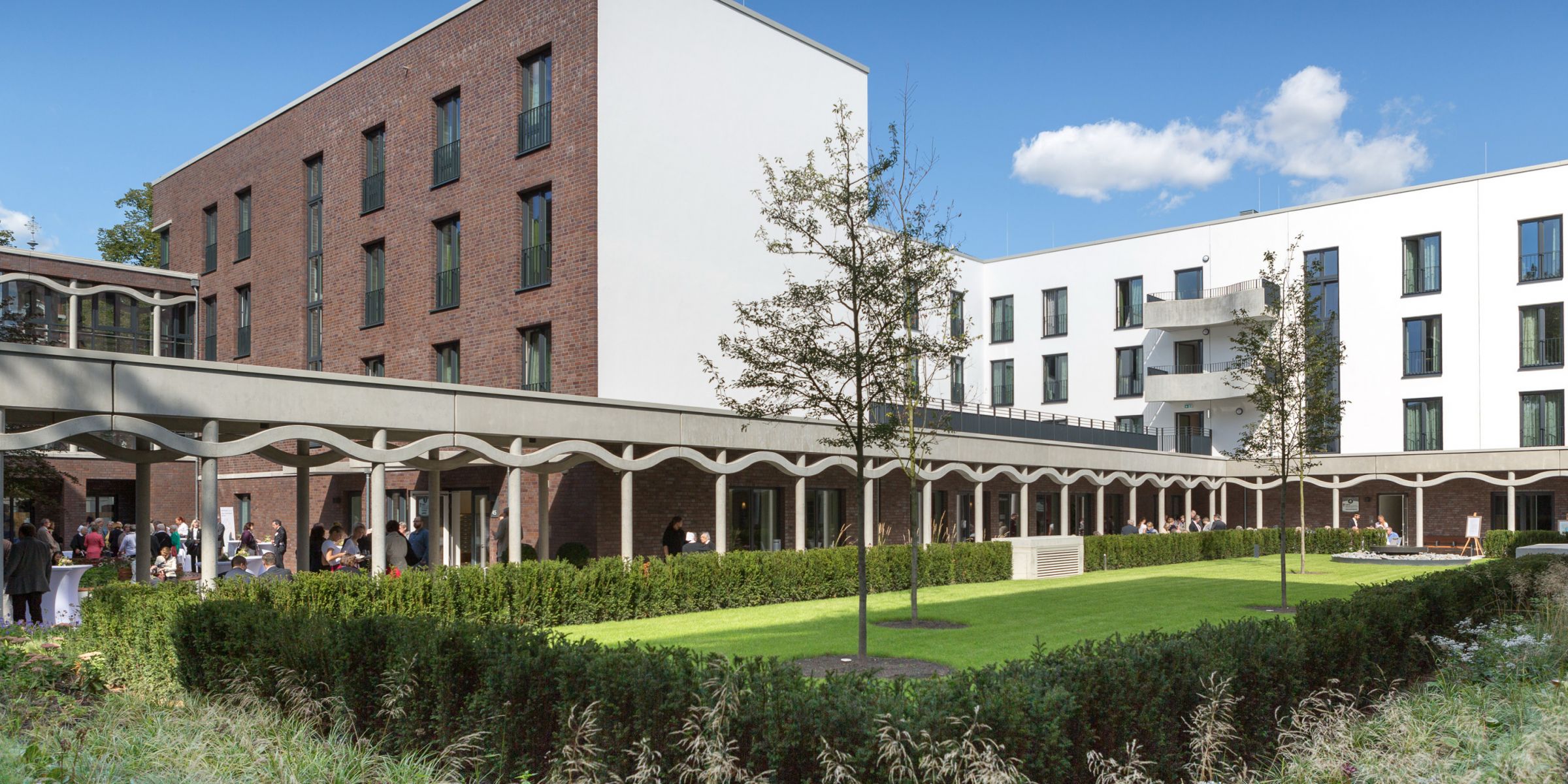 Übersicht der Einrichtungen ein modernes Gebäude mit einem parkähnlichen Innenhof