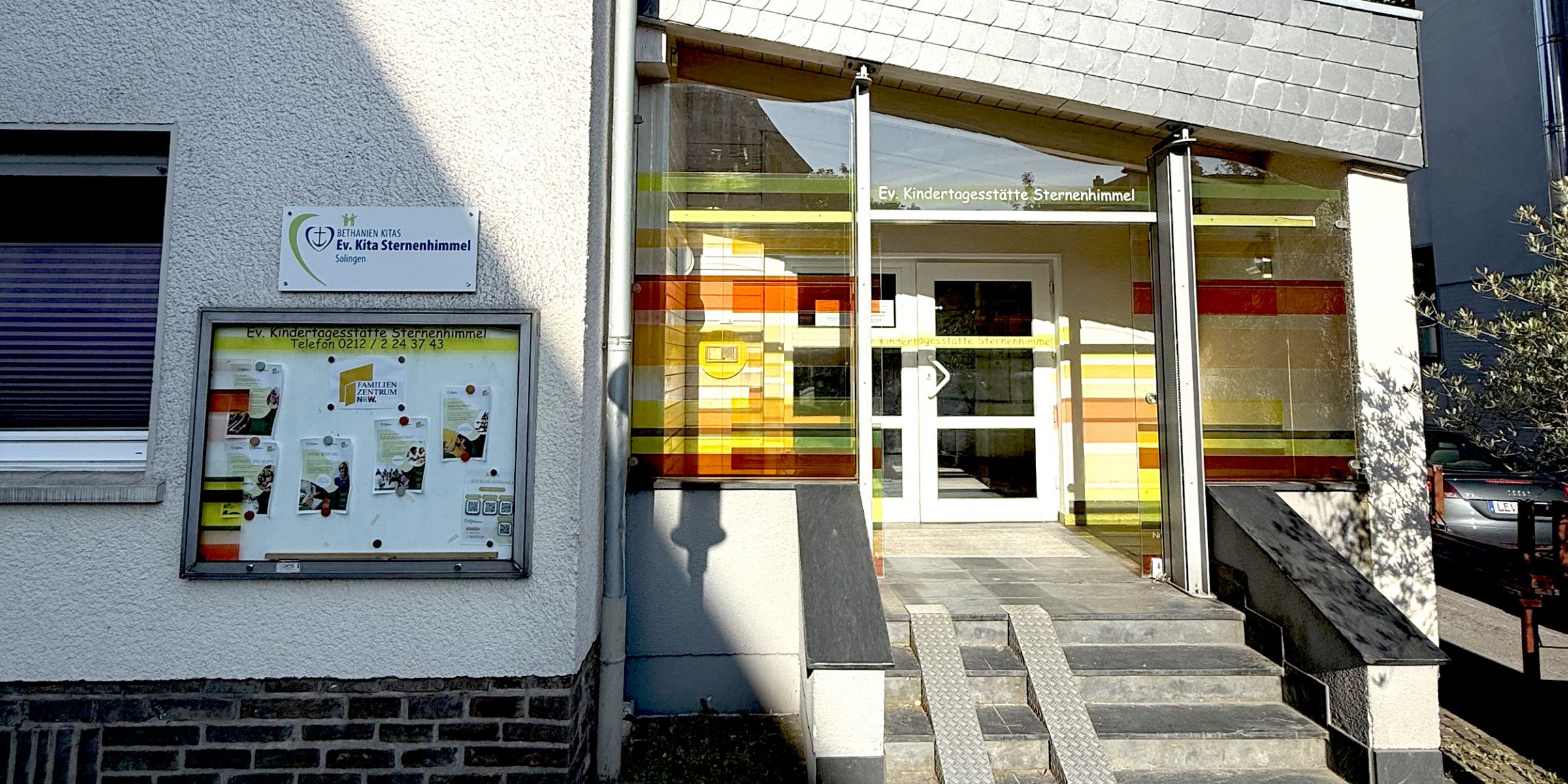 Ev. Kita Sternenhimmel - Titelbild Der Eingang des Gebäudes der Ev. Kita Sternenhimmel.