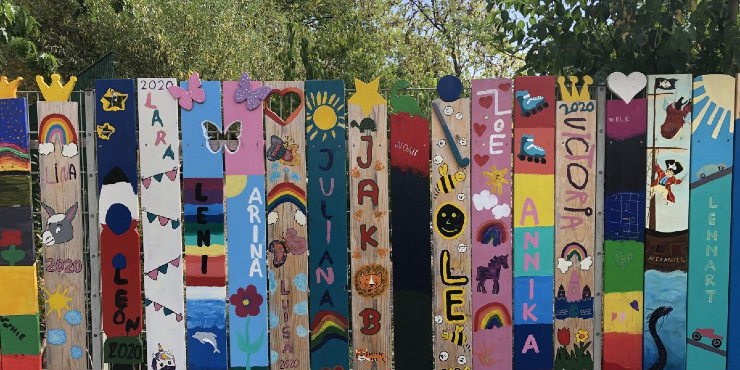 Kita Hochstraß - Titelbild Der Zaun der Ev. Kita Hochstraß in bunten Farben