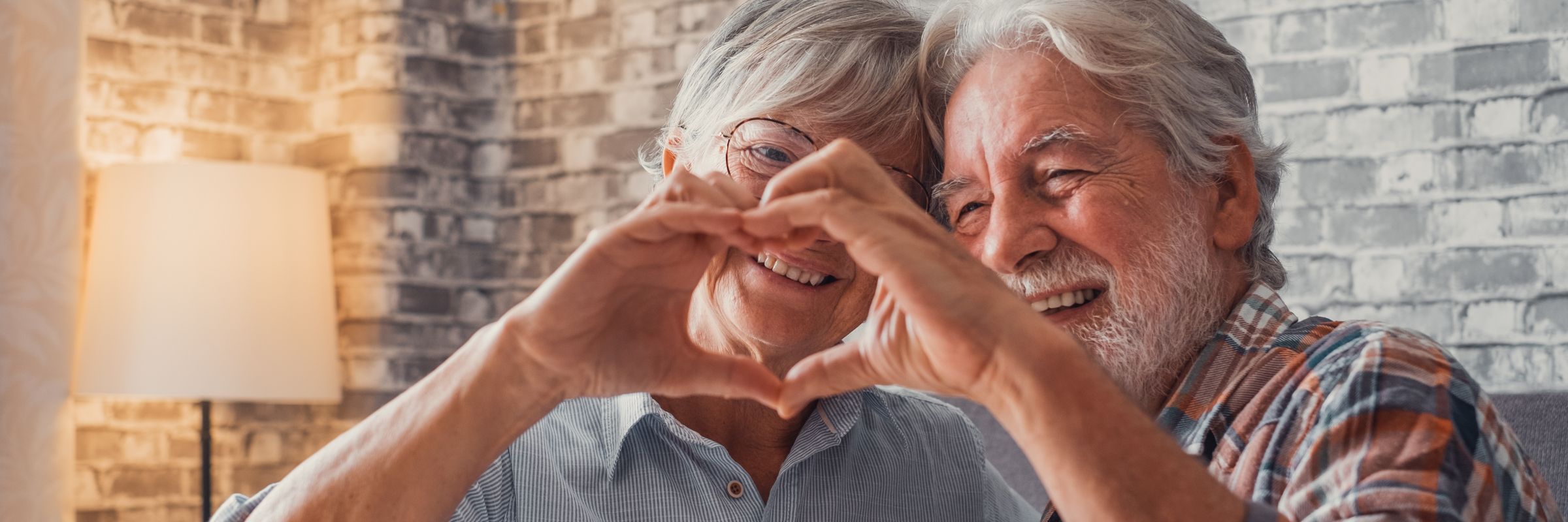 Bethanien Seniorenresidenzen Zwei ältere Menschen lächeln glücklich