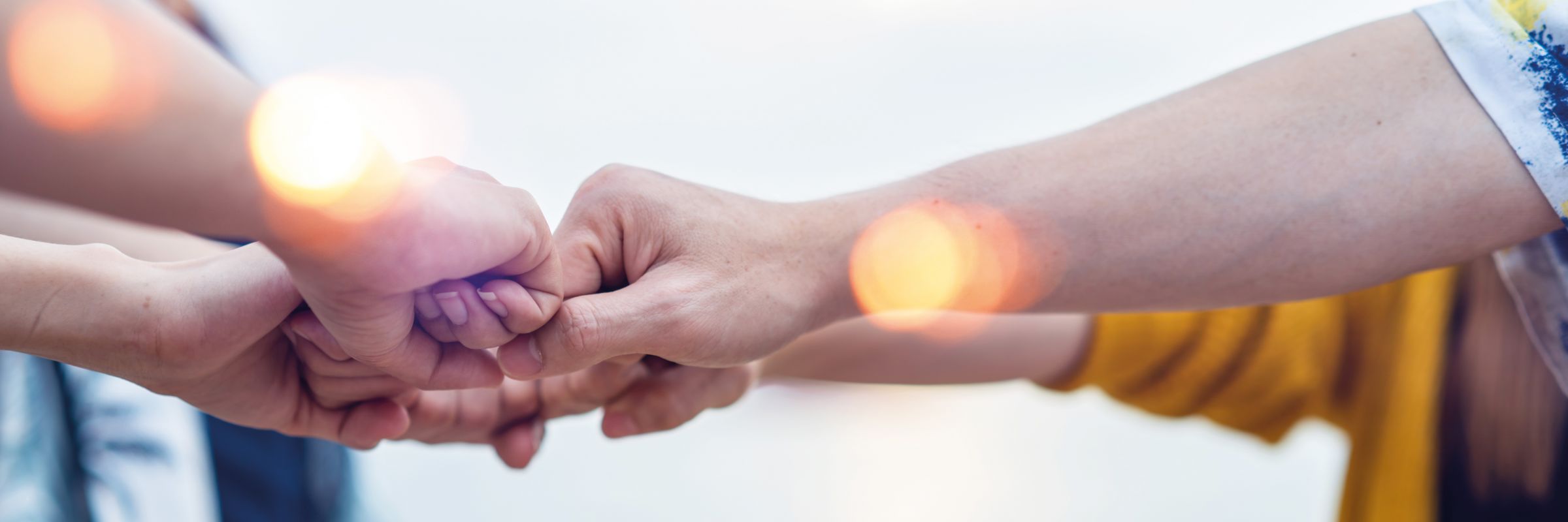 Jugendzentren Jugendliche halten ihre Hände zusammen