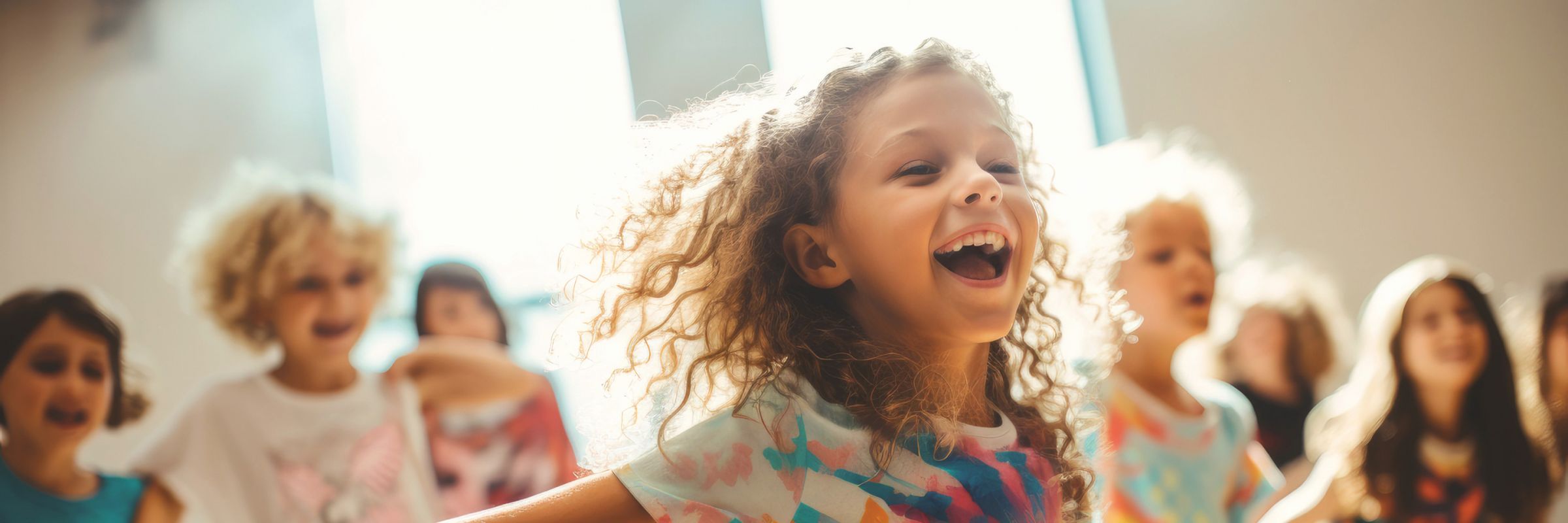 KiTas Lachende Kinder spielen zusammen