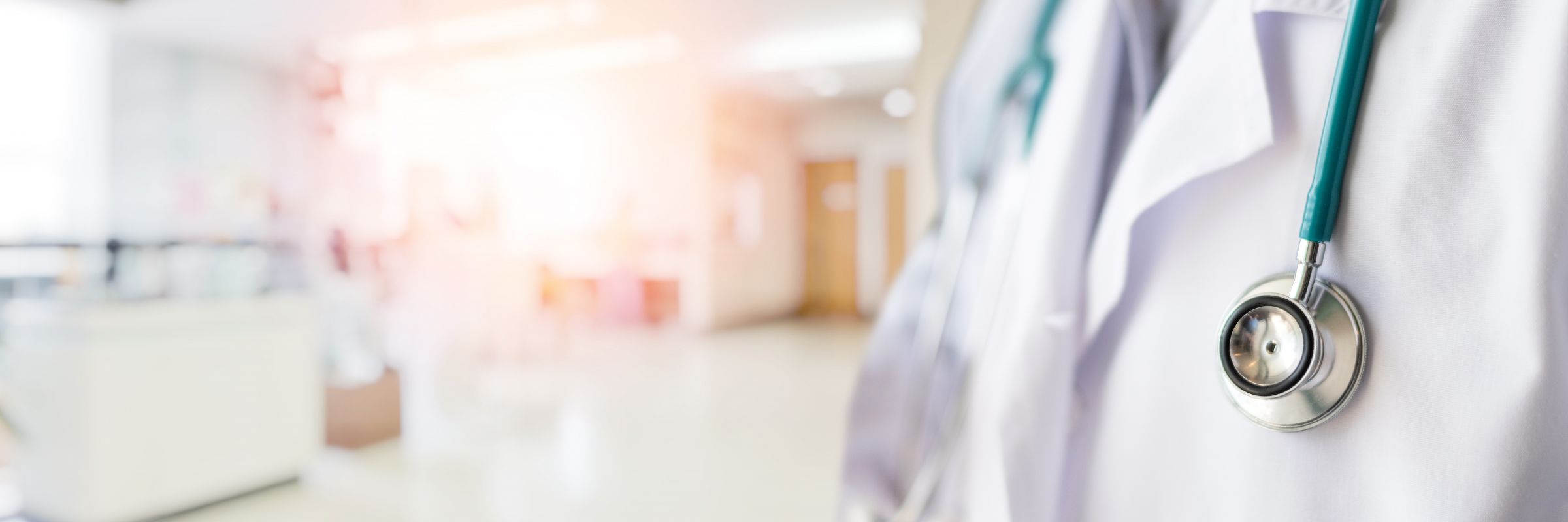 Krankenhäuser Titelbild Nahaufnahme eines Arztes mit Stethoskop im Fokus