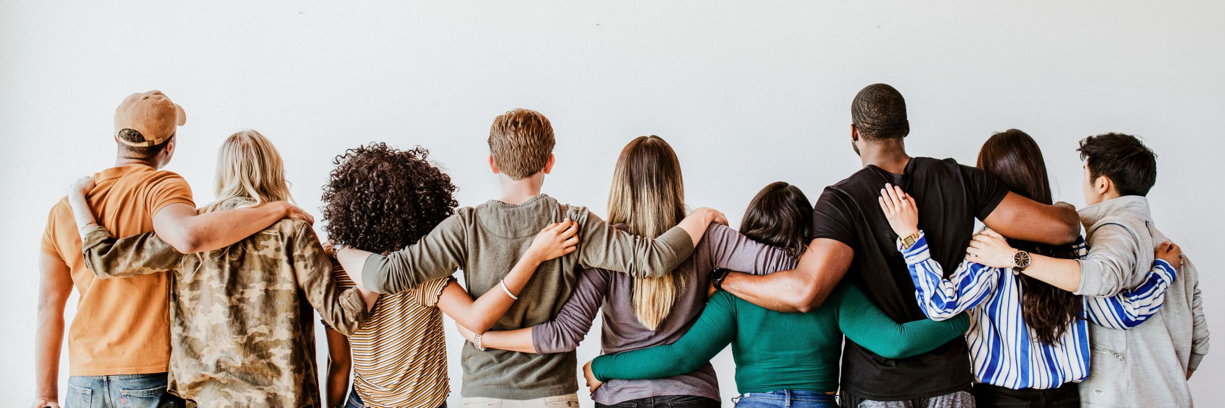 Leitbild der Stiftung Menschen unterstützen sich und halten sich in den Armen
