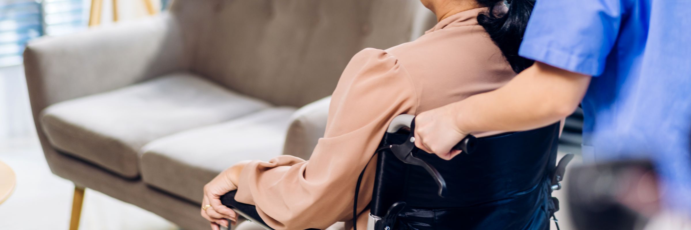 Pflegeheime - Titelbild Nahaufnahme eines Rollstuhls mit Person von hinten