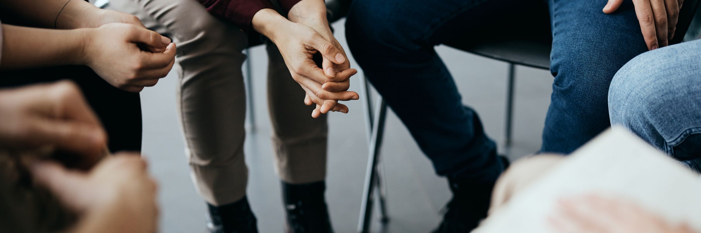 Seelische Gesundheit Titelbild Menschen sitzen im Kreis und leisten sich Beistand