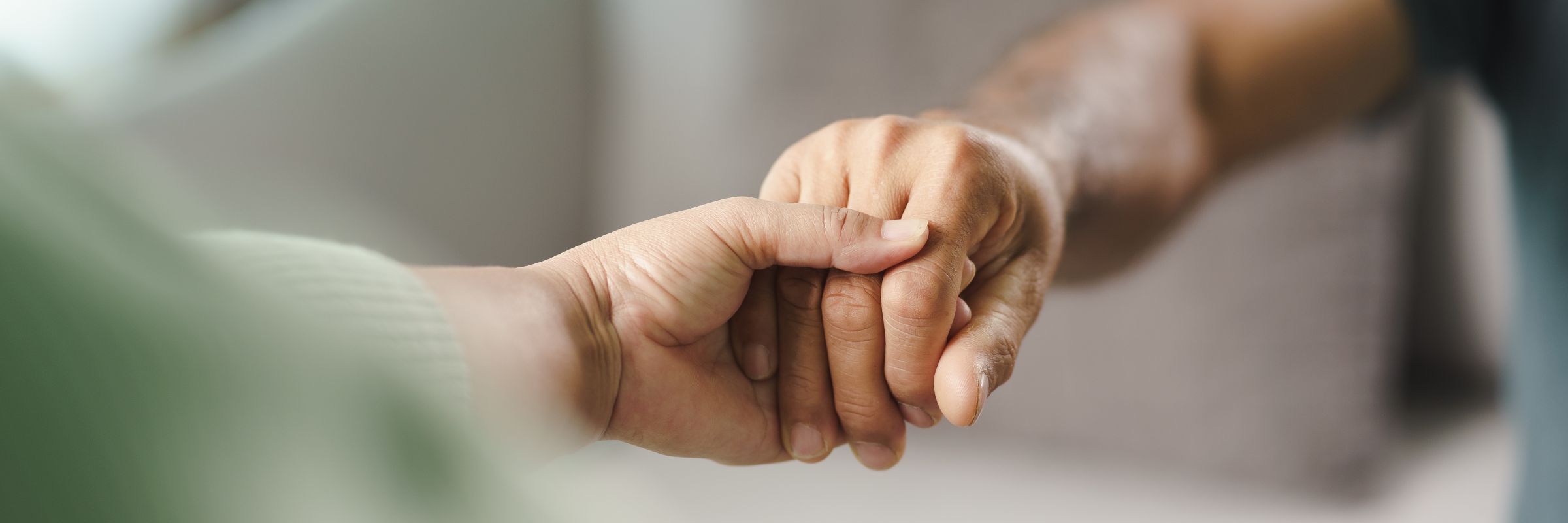 Seelsorge Hände halten sich beistehend