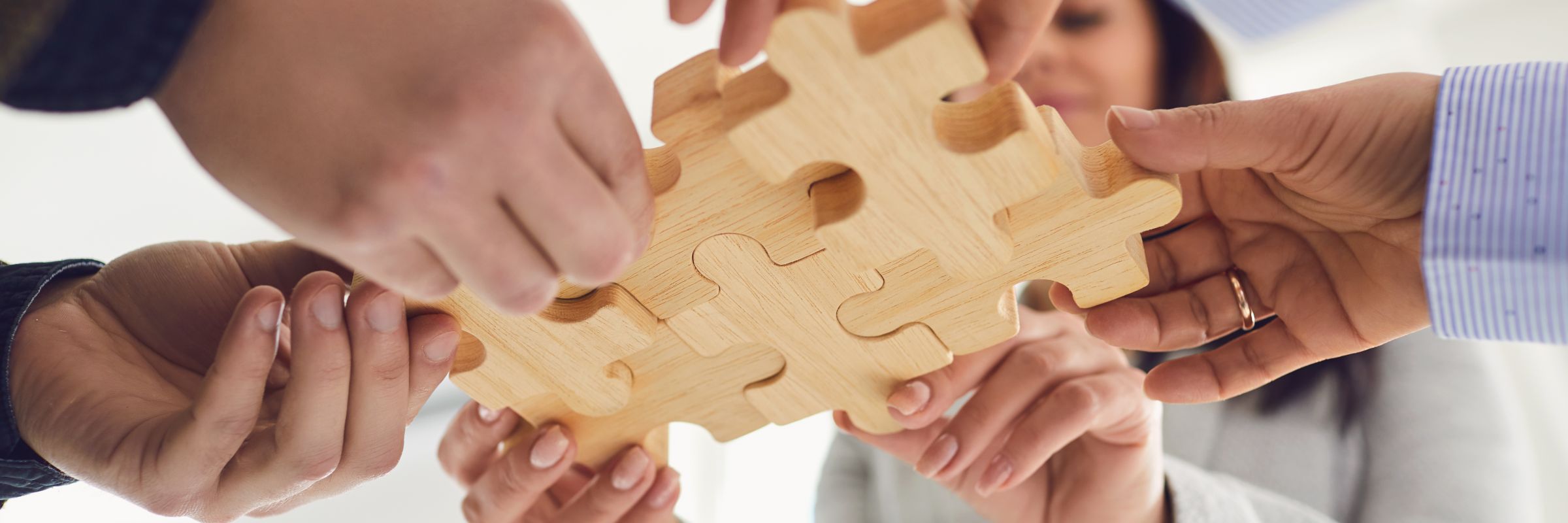 Karriere Menschen halten Puzzle Teile zusammen