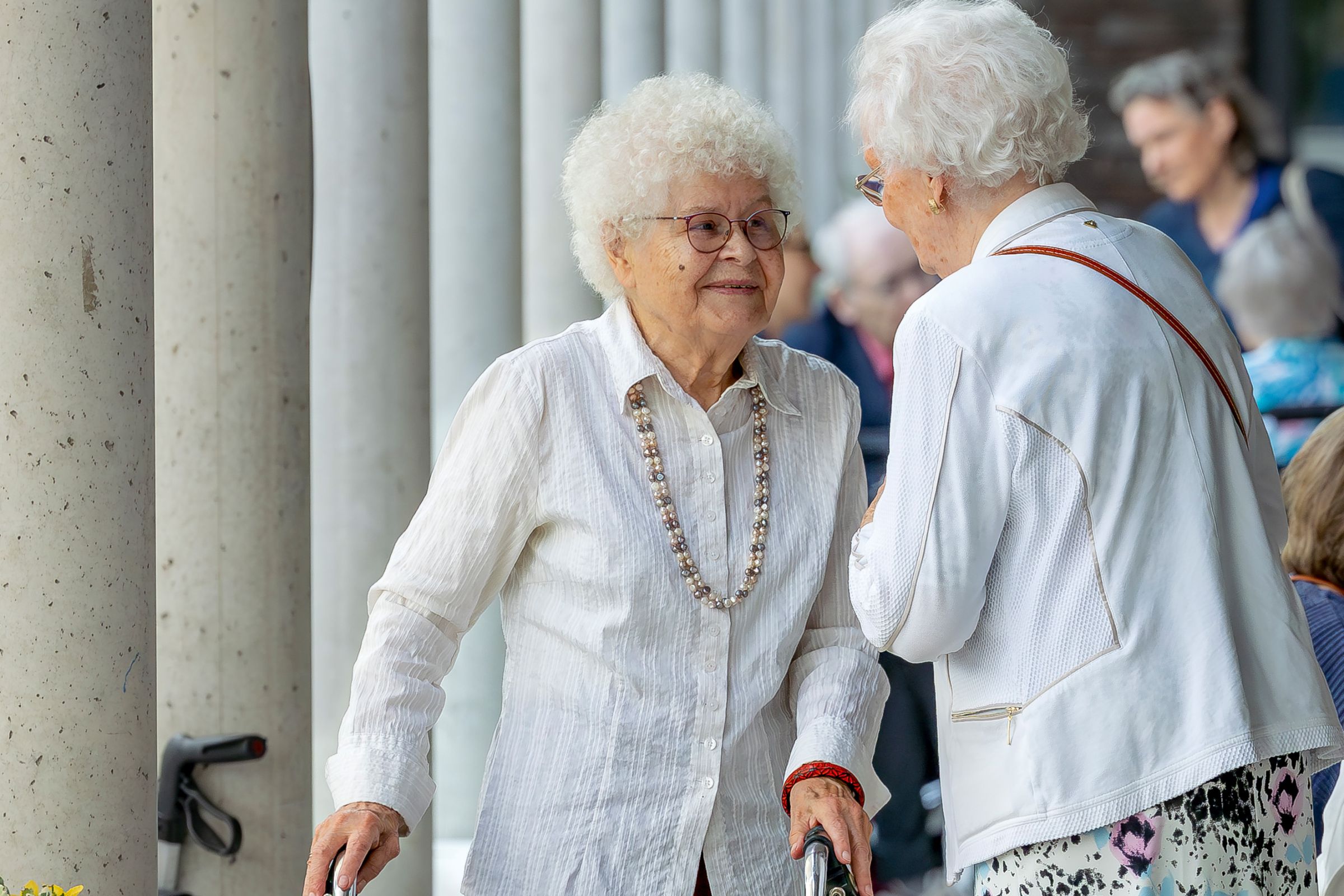Unser Leitbild zwei ältere Damen unterhalten sich fröhlich