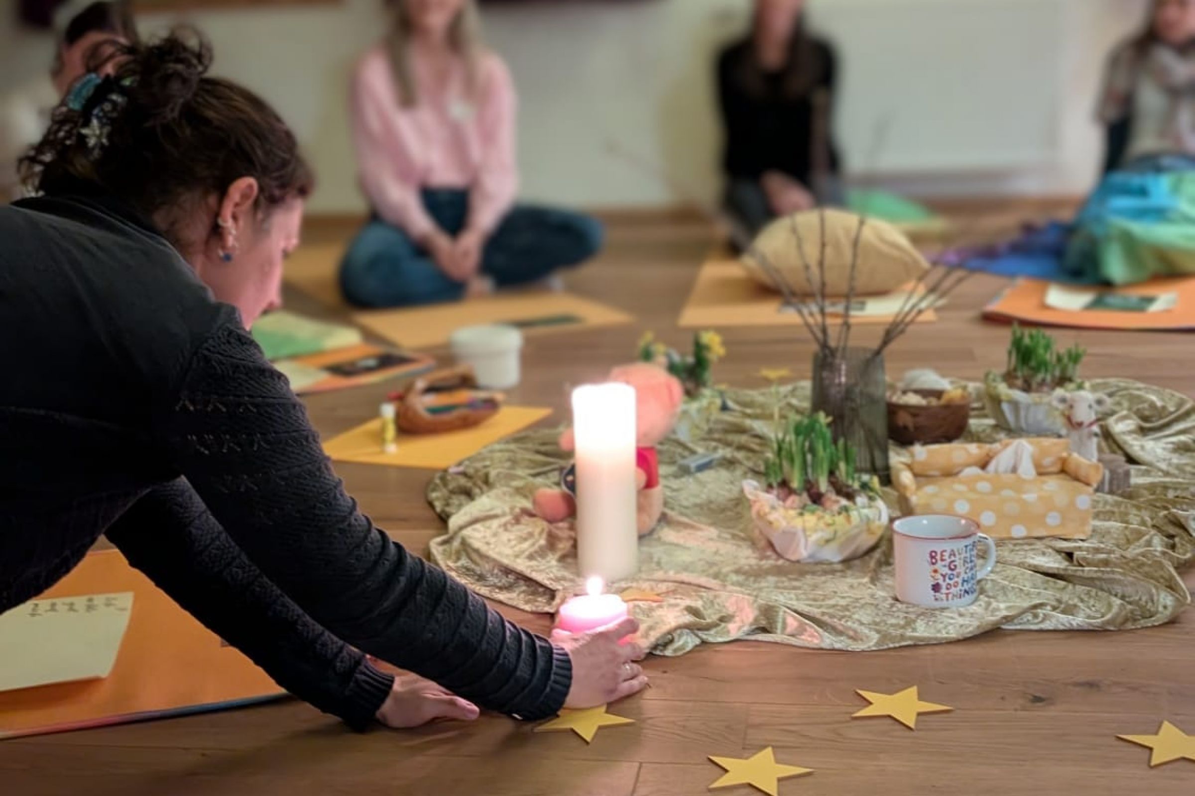 Chiemsee Wochenende Sternenkindermütter Gruppe von Menschen sitzt im Kreis um eine Kerze