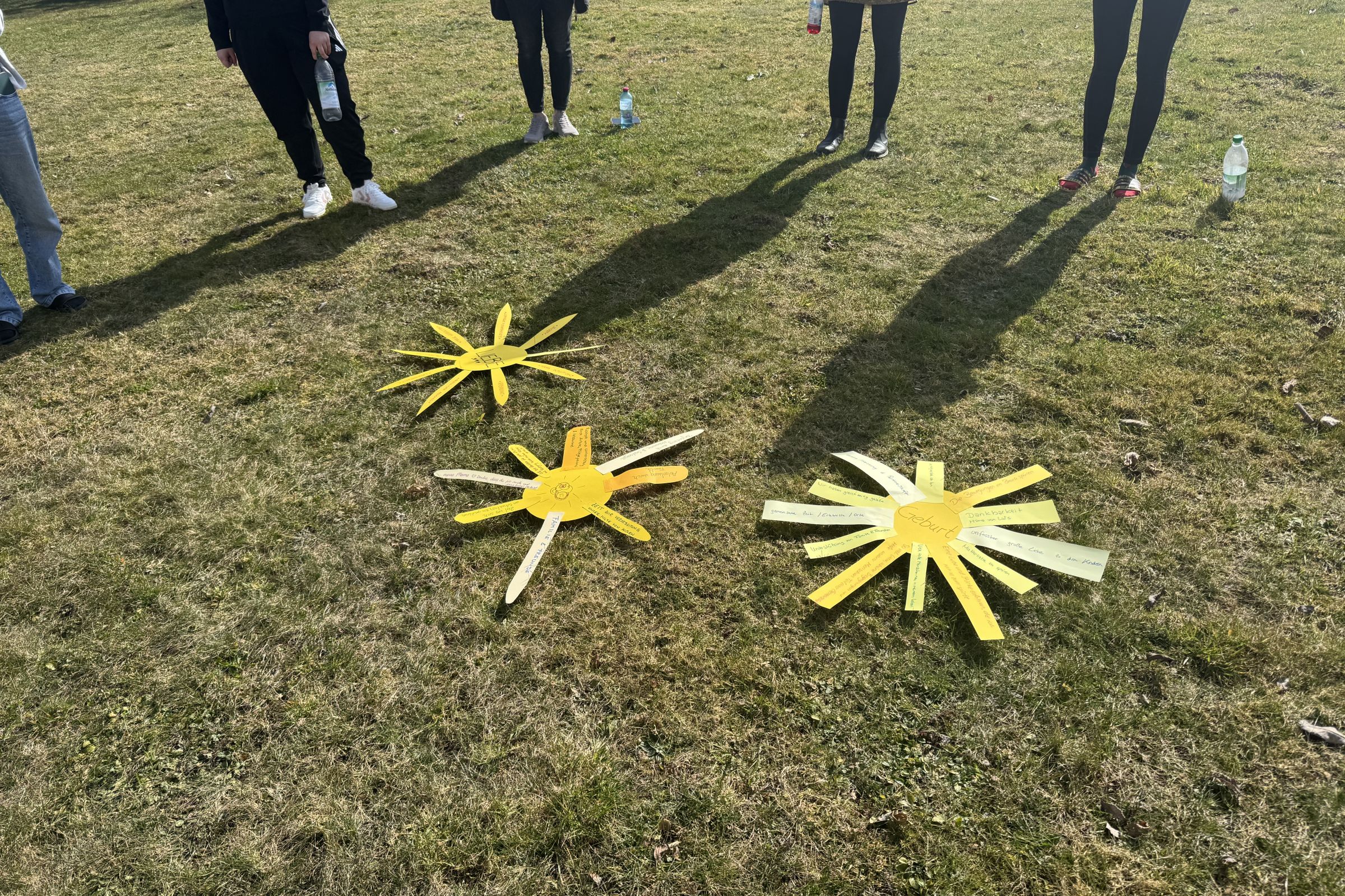 Gebastelte Sterne Chiemseewochenende Gebastelte Sterne liegen auf dem Boden