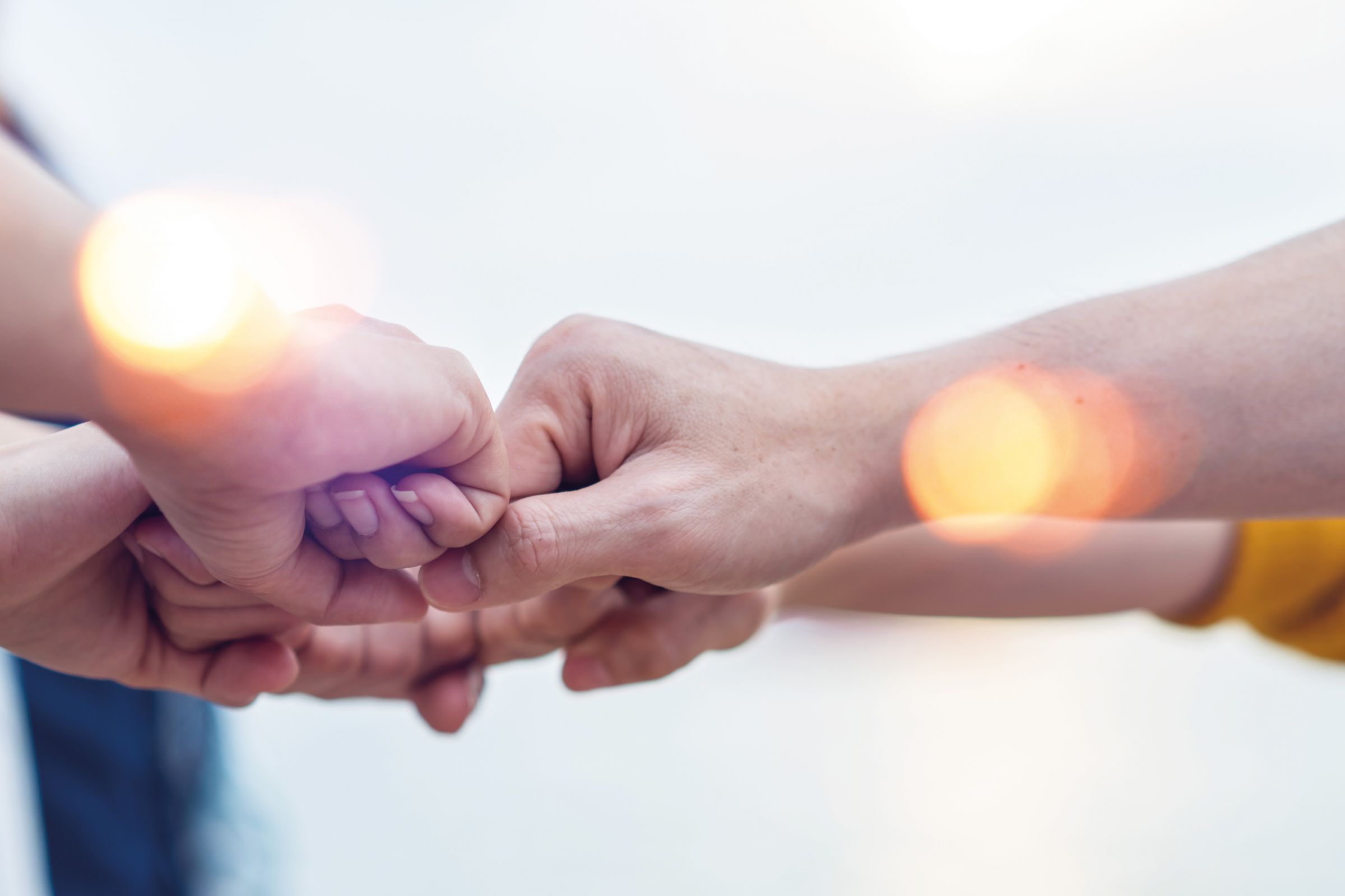 Jugendzentren Jugendliche halten ihre Hände zusammen