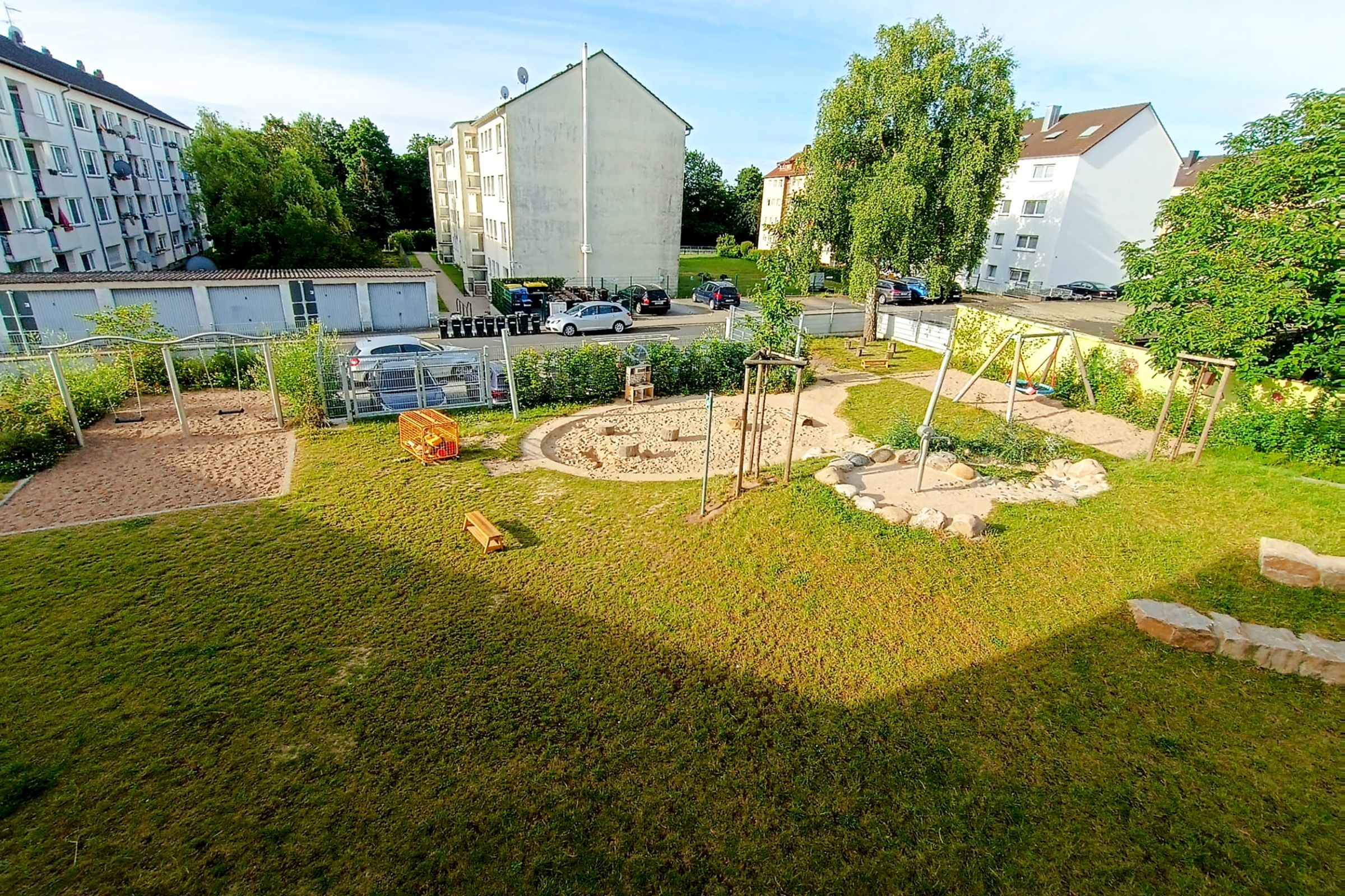 Kita Orwischer Entdecker - außengelände Das Außengelände der Kita, mit Sandkasten, Nestschaukel, Schaukeln und Spielgeräten