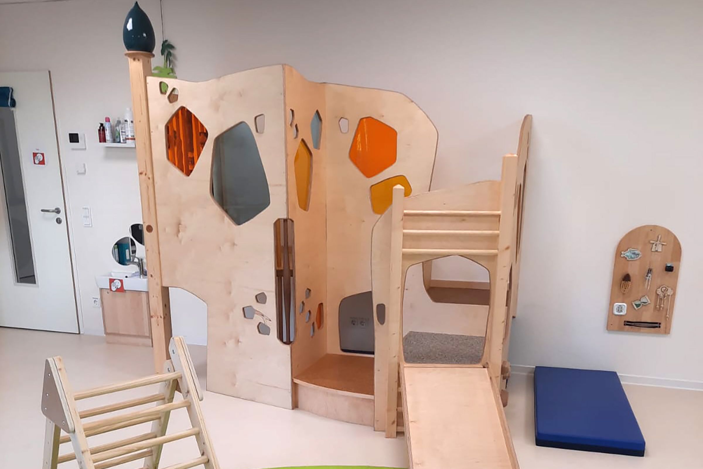 Kita Orwischer Entdecker - Gruppe 4 Eine Spielburg in der Kita zum klettern, rutschen und Spaß haben.