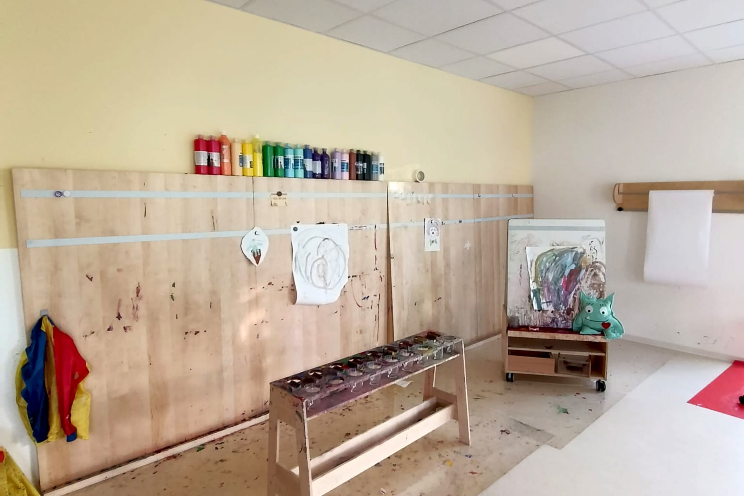 Kita Orwischer Entdecker - Malraum Ein Mal Raum in der Kita mit einer Staffelei und platz zum Aufgängen der gemalten Bilder.