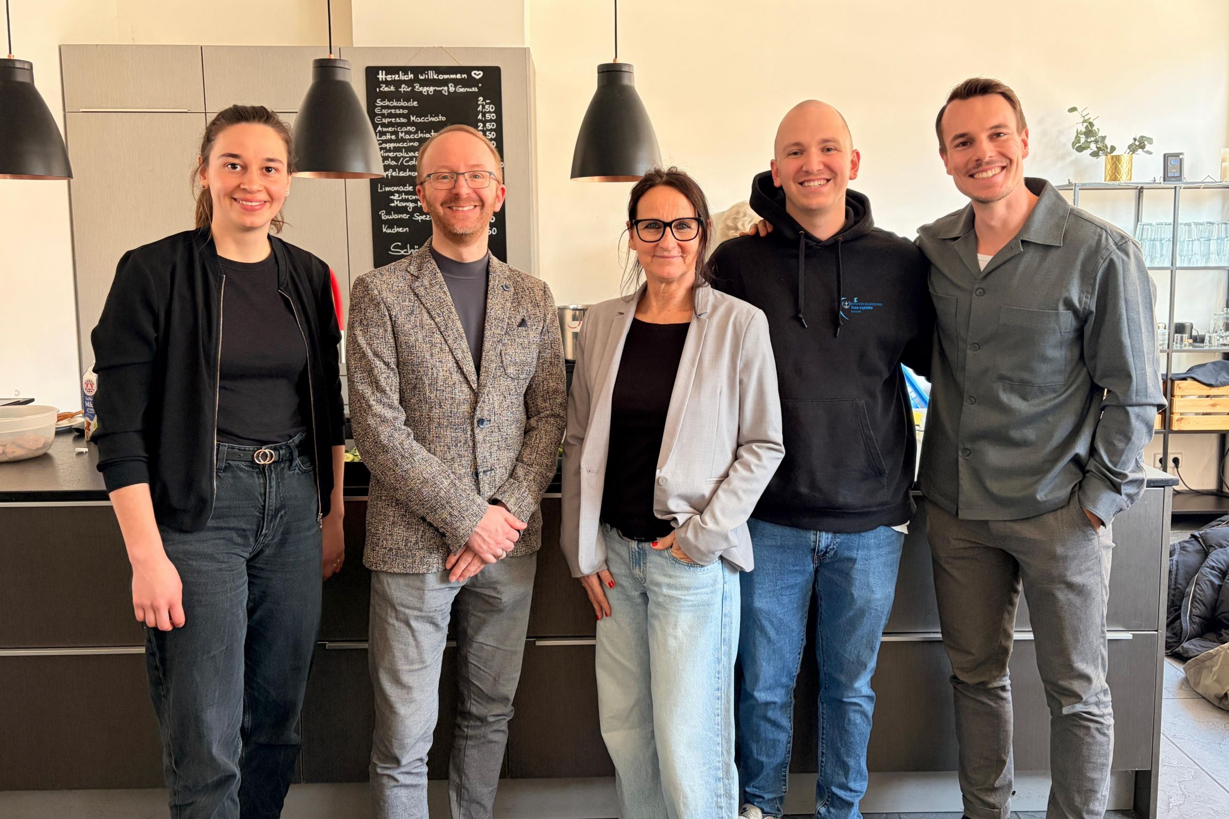 Kooperationspartner und Verantwortliche Agape Social Fünf Personen in einer Reihe posieren für ein Foto