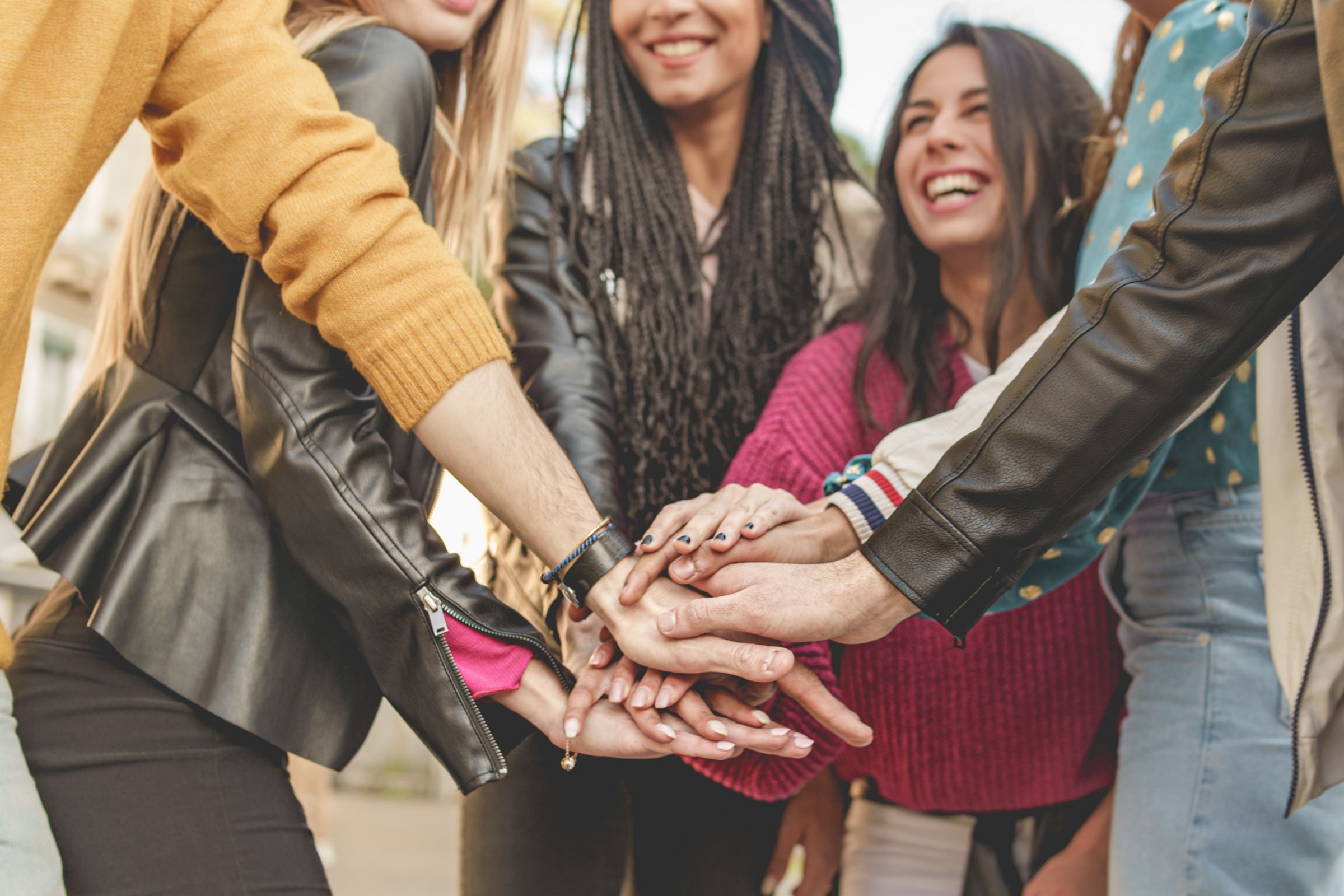 Weitere Spendenmöglichkeiten Menschen stehen in einem Kreis und halten ihre Hände zusammen