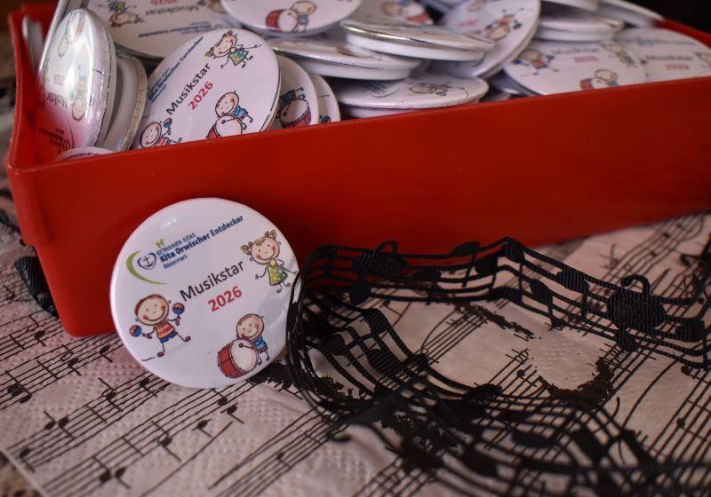 Musikstar Buttons mit einer Musikstar Abbildung auf einem dekorierten Tisch