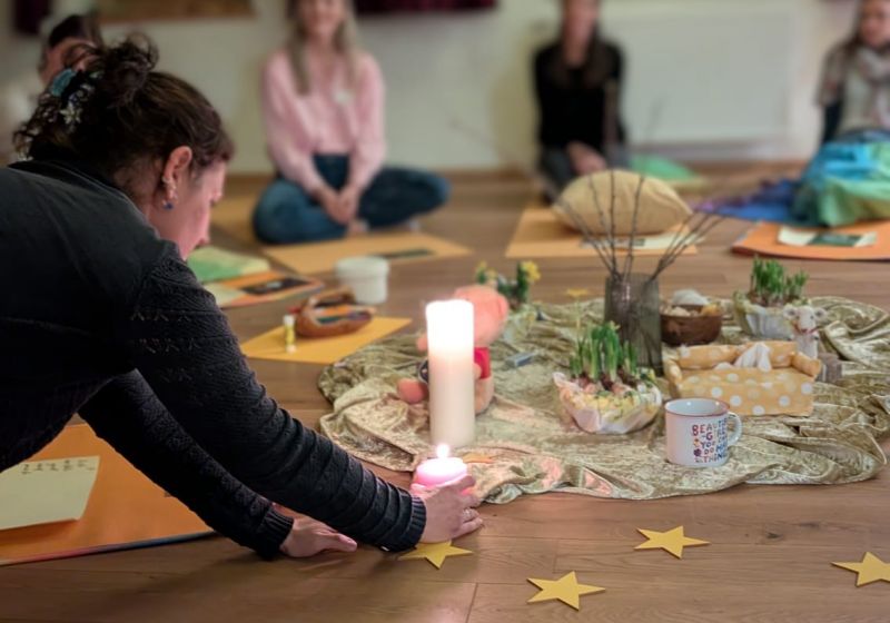 Chiemsee Wochenende Sternenkindermütter Gruppe von Menschen sitzt im Kreis um eine Kerze