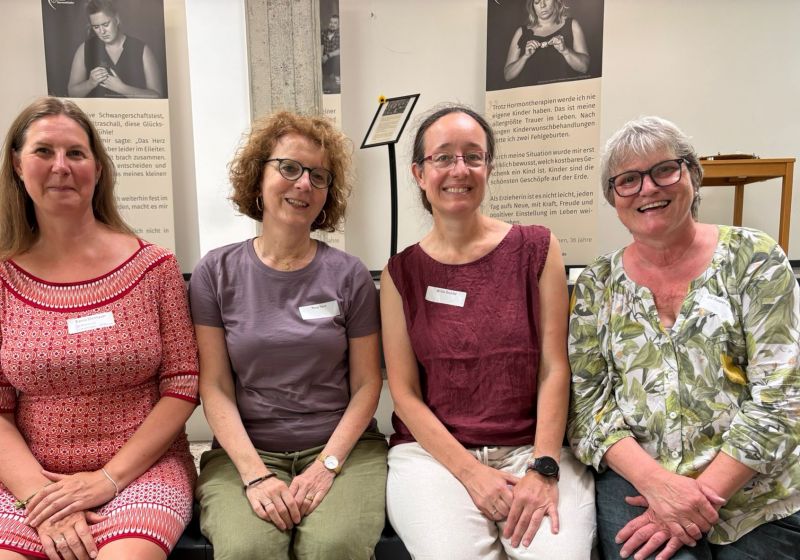Fachtag Sternenkinder Vier Referentinnen des Fachtags Sternenkinder an der Theologischen Hochschule Reutlingen vor der Fotoausstellung „Stille Momente“.