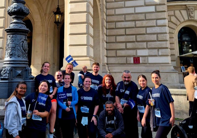 JP Morgan Lauf 2026 Läuferinnen und Läufer auf einem Gruppenfoto vor der Oper in Frankfurt