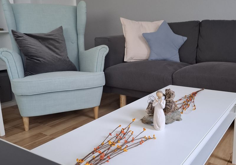 Einrichtung Sitzecke Nahaufnahme der Sitzecke mit einem Engel auf dem Tisch