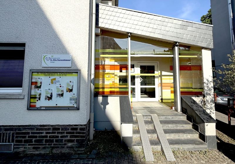 Ev. Kita Sternenhimmel - Titelbild Der Eingang des Gebäudes der Ev. Kita Sternenhimmel.
