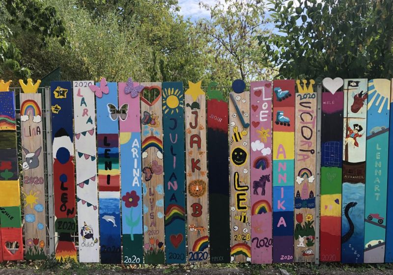 Kita Hochstraß - Titelbild Der Zaun der Ev. Kita Hochstraß in bunten Farben