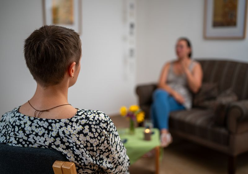 Sternenkinder Münster Gespräch Der Alltag der MitarbeiterInnen der Beratungsstelle in einem Gespräch mit einer betroffenen Person.